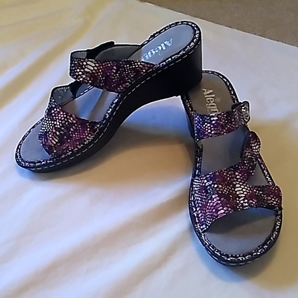 Alegria Shoes - 🩵💜 Womens Alegria shoes size 37 color Metallic purple 🩵💜
